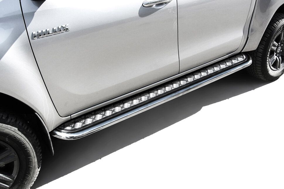 Пороги Slitkoff труба d57 с листом усиленная для Toyota Hilux VIII рестайлинг 2020-2026. Артикул THL20-005