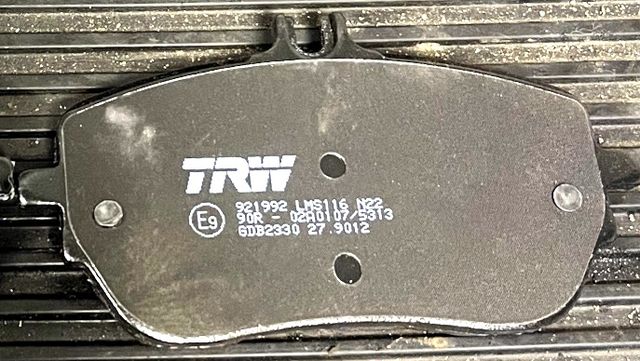 Тормозные колодки TRW. Артикул GDB2330