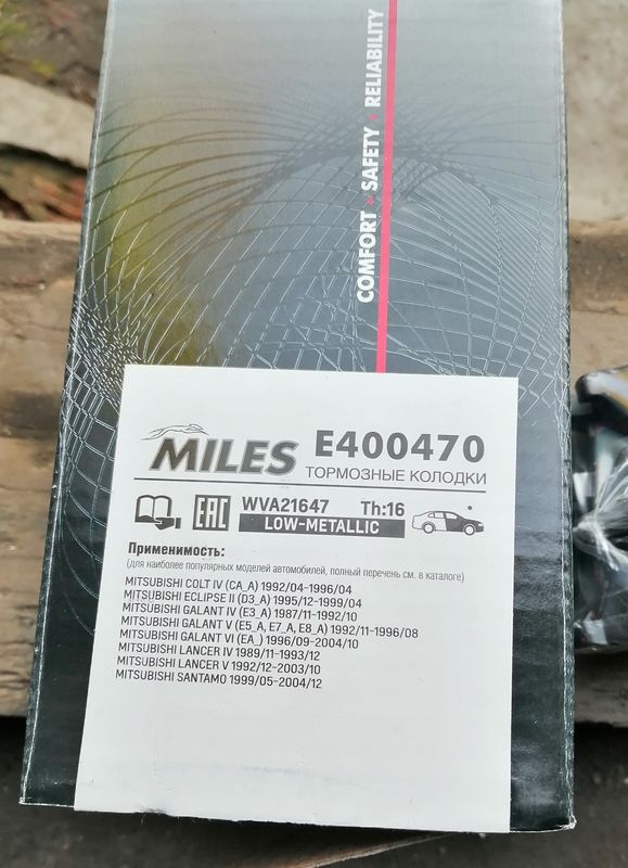 Тормозные колодки Miles (Low-Metallic) передние для Chrysler Sebring I 1995-1996. Артикул E400470