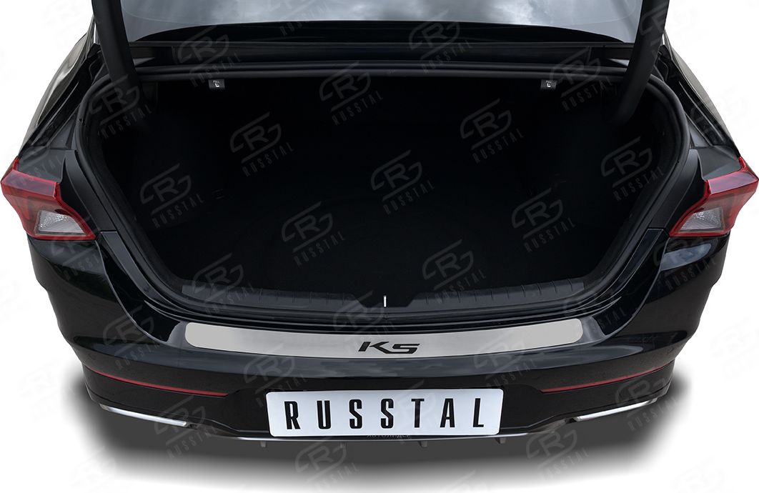 Накладка на задний бампер (лист нерж., шлифованный с надписью) RusStal для Kia K5 2020-2026. Артикул KIAKN-003610