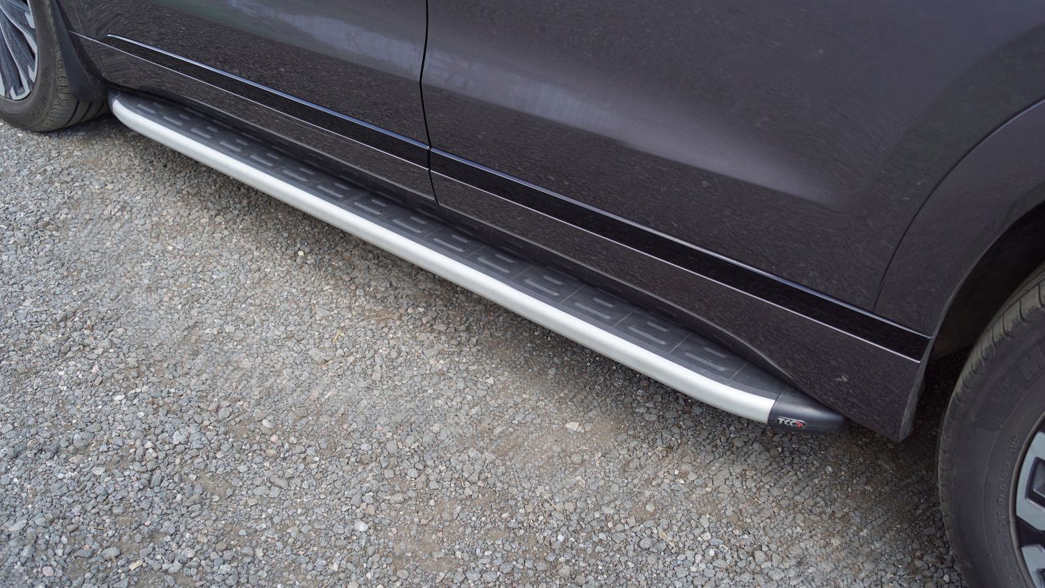 Пороги алюминиевые ТСС с пластиковой накладкой 1820 мм для Jaecoo J8 2.0L 4WD 2024-2026. Артикул JAECOOJ824-06AL