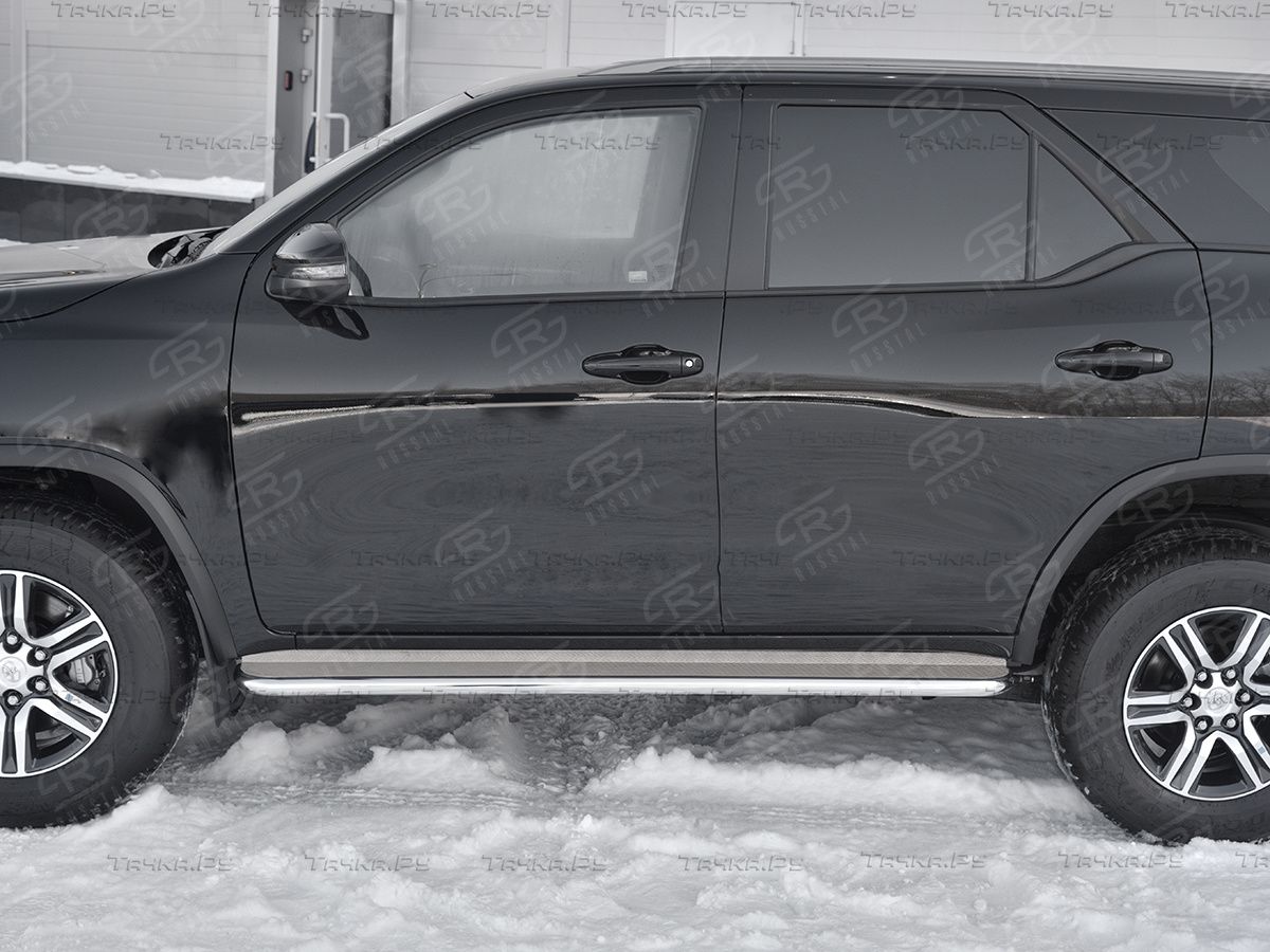 Защита порогов RusStal труба d42 с листом (Лист нерж, проф. нерж) (вариант 3) для Toyota Fortuner II 2020-2026. Артикул TFRL-0035303