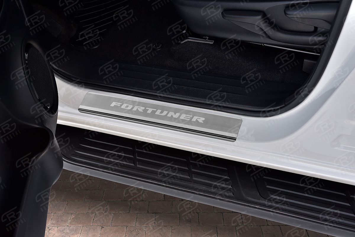 Накладки RusStal на пороги (лист нерж. шлифованный с надписью) для Toyota Fortuner 2017-2026. Артикул TOYFR17-03