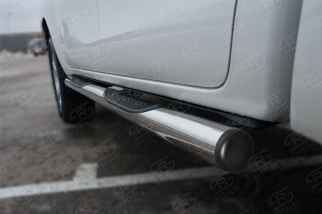 Защита порогов RusStal труба d76 с накладкой (вариант 2) для Toyota Hilux VIII Black Onyx 2020-2026. Артикул THBOT-0035152