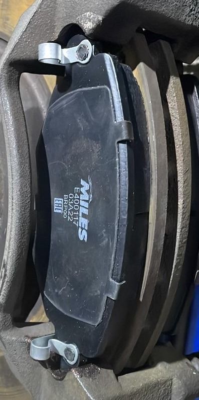 Тормозные колодки Miles (Low-Metallic). Артикул E400117