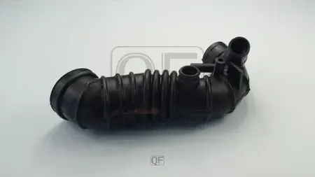 Патрубок системы вентиляции картера (Quattro Freni). Артикул qf76a00032