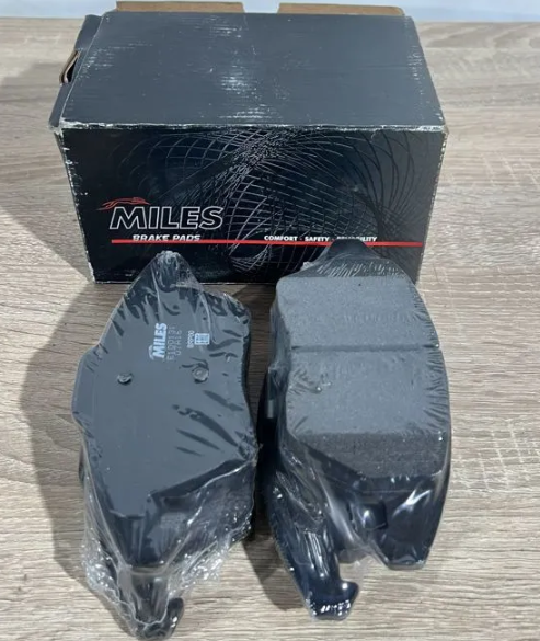 Тормозные колодки Miles (Semi-Metallic) передние для Audi A1 I (8X) 2010-2018. Артикул E100131