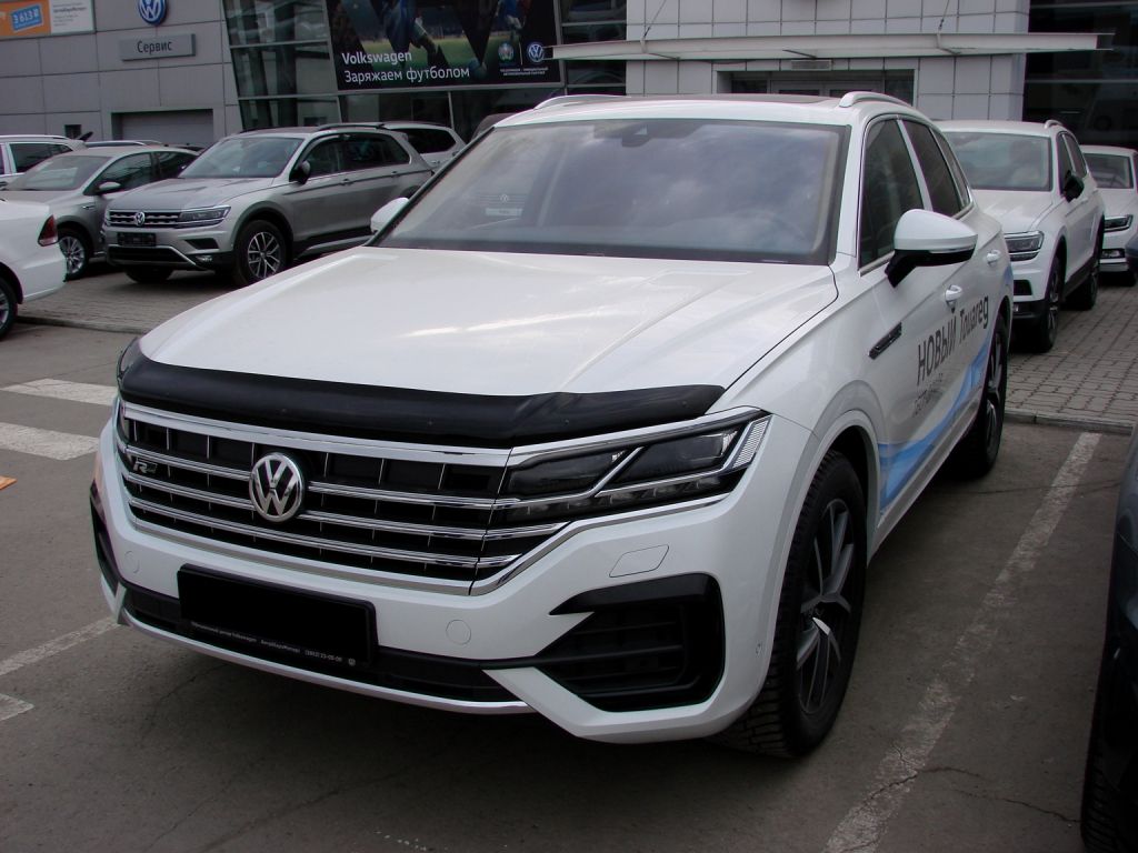 Дефлектор SIM для капота Volkswagen Touareg III 2018-2026. Артикул SVOTOU1812