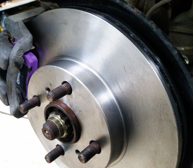 Тормозной диск Miles передний для Toyota Echo 1999-2005. Артикул K000367