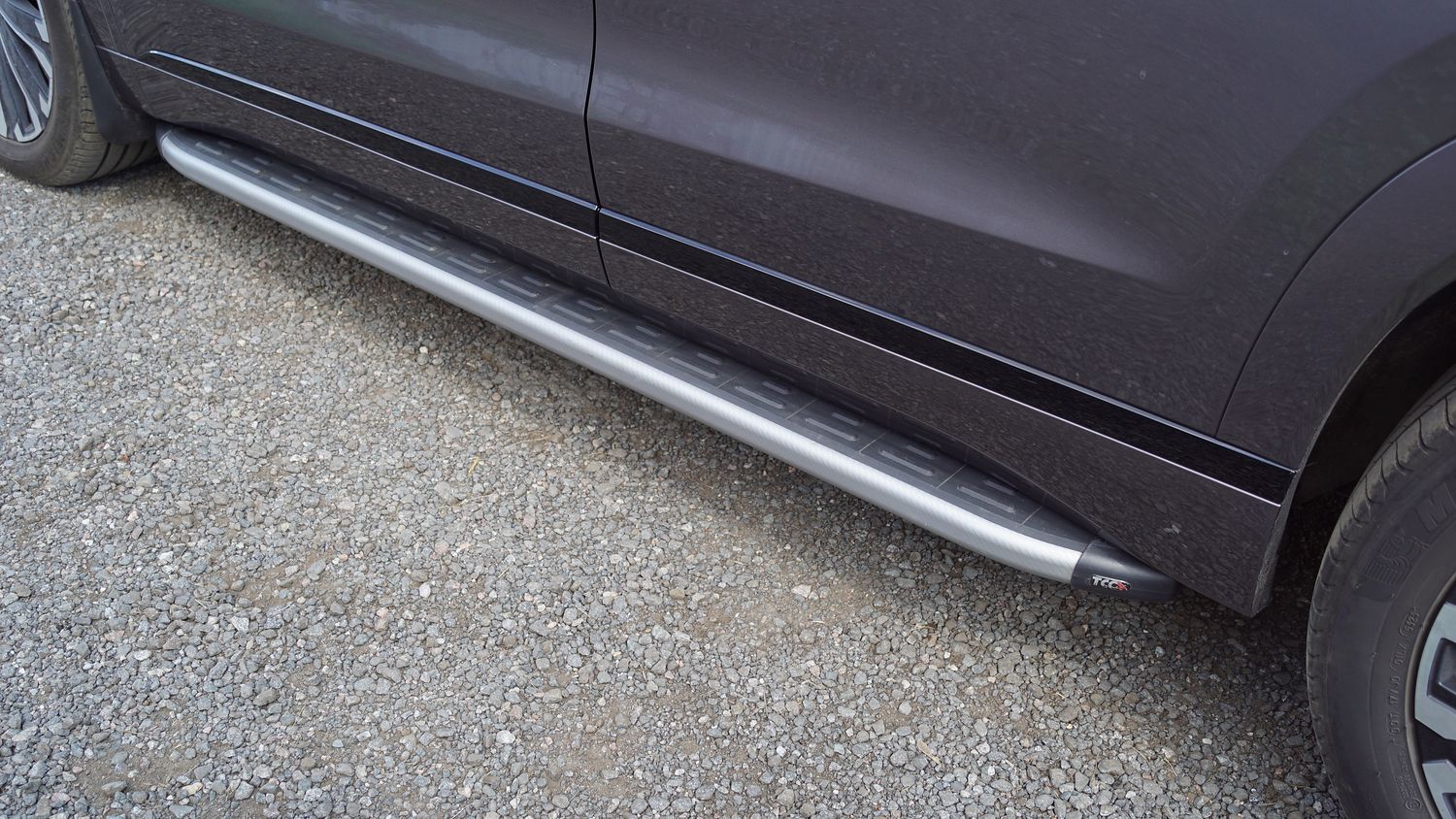 Пороги алюминиевые ТСС с пластиковой накладкой 1820 мм для Jaecoo J8 2.0L 4WD 2024-2026 Карбон серебро. Артикул JAECOOJ824-06SL