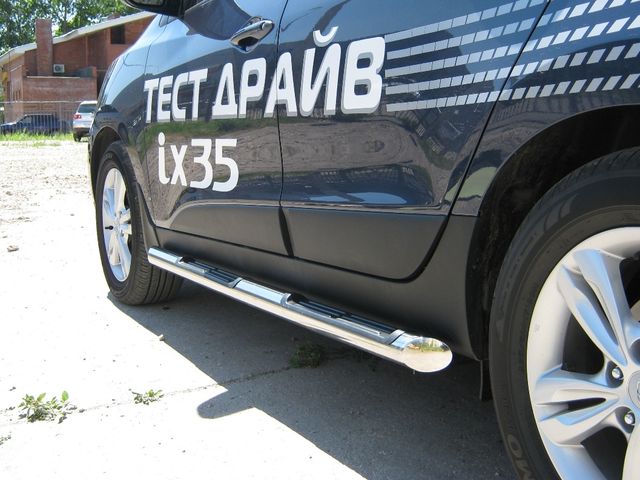 Защита порогов RusStal труба d76 с накладками (вариант 1) для Hyundai ix35 2009-2026. Артикул HIT-0001771