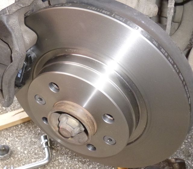 Тормозной диск Bosch передний для Renault Logan I 2004-2016. Артикул 0 986 479 164