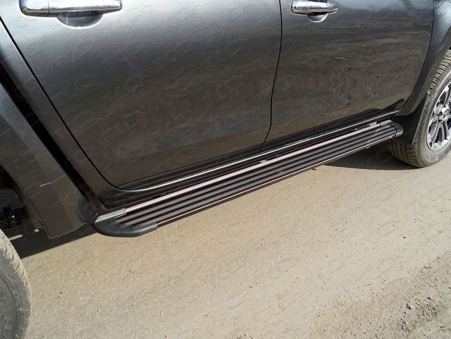 Пороги алюминиевые ТСС Slim Line Black 1820 мм для Mitsubishi L200 V рестайлинг 2018-2026. Артикул MITL20019-36B