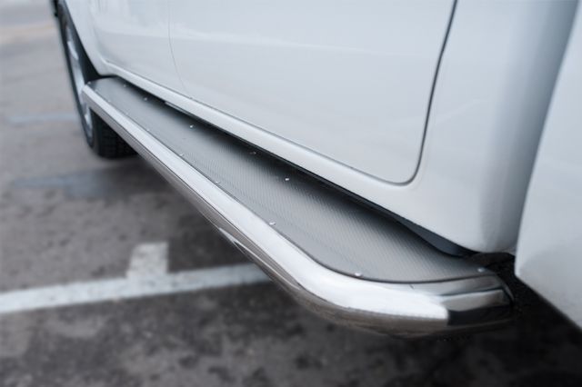 Защита порогов RusStal труба d63 с листом (вариант 3) для Toyota Hilux VIII 2015-2020. Артикул THL-0021503