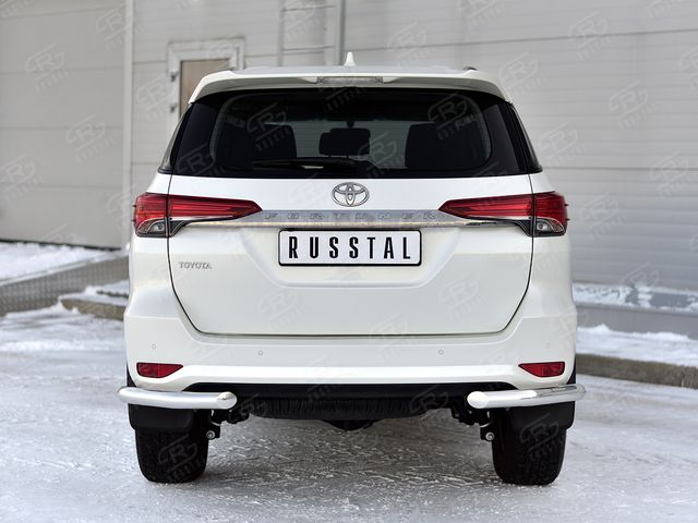 Защита RusStal заднего бампера уголки d63 секции для Toyota Fortuner II 2020-2026. Артикул TFRZ-003540