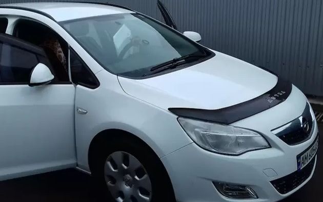 Дефлектор Vip-Tuning для капота Opel Astra J хэтчбек 2009-2015. Артикул OP21