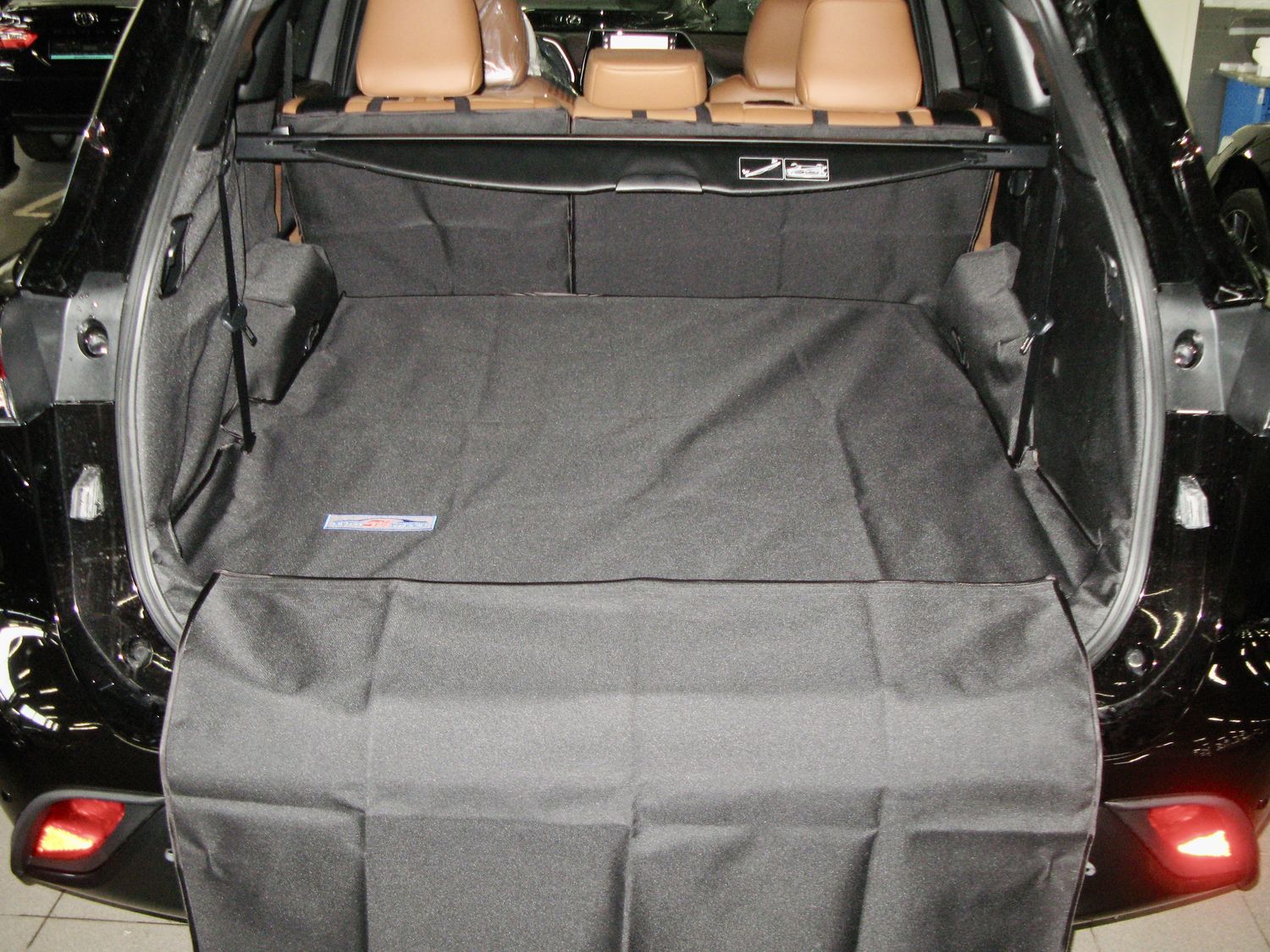 Защитный чехол AUTOSMSTUDIO "Maxi" в багажник автомобиля для Toyota Highlander IV XU70 (7 мест) 04.2019-2026, серый. Артикул TP-THLN70-MAXI-GR