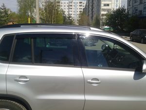 Дефлекторы Cobra Tuning для окон (c хром. молдингом) Volkswagen Tiguan I 2008-2016. Артикул V21808CR