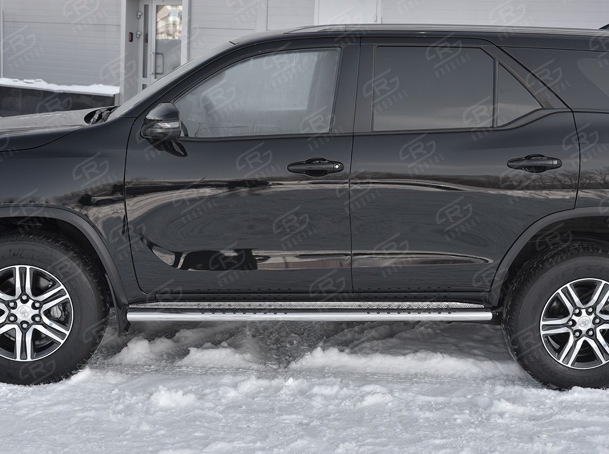 Защита порогов RusStal труба 120x60 овал с проступью (Лист алюм пыльник) для Toyota Fortuner II 2020-2026. Артикул TFRO-003532