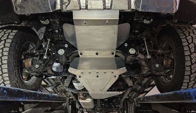 Защита алюминиевая ТСС (4 мм) для картера, радиатора, РК и КПП BAIC Beijing BJ40 2023-2026. Артикул ZKTCC00666K