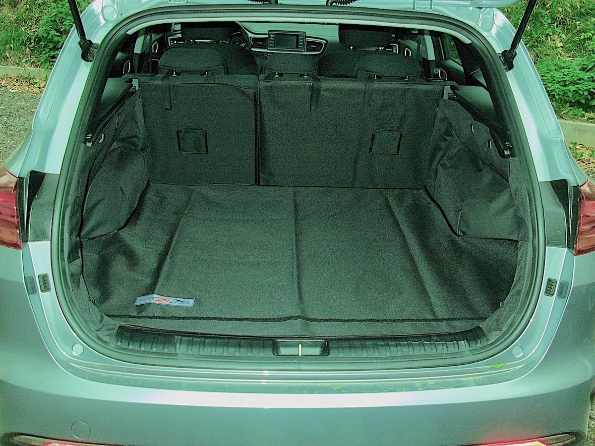 Защитный чехол AUTOSMSTUDIO "Maxi" в багажник автомобиля для Kia Ceed III универсал 2018-2026, черный. Артикул TP-KCCD-MAXI-BL