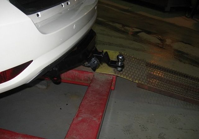 Фаркоп Baltex для Toyota Fortuner 2017-2026 с накладкой из нержавеющей стали. Быстросъемный крюк. Артикул 24903938