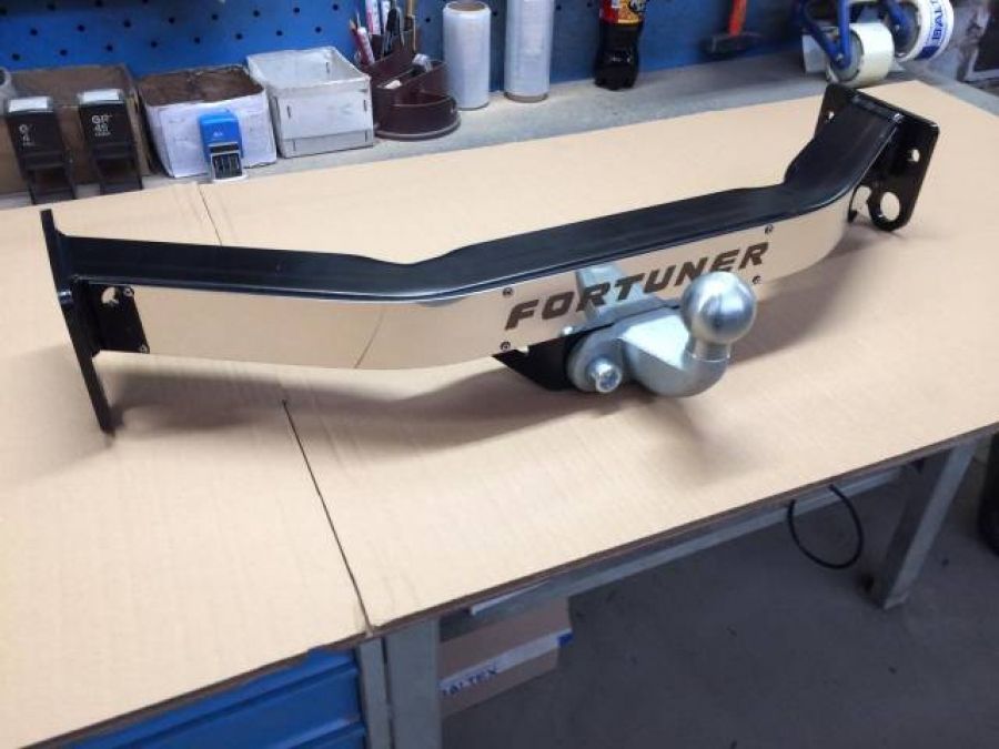 Фаркоп Baltex для Toyota Fortuner II 2017-2026 с нержавеющей пластиной. Артикул 24900705