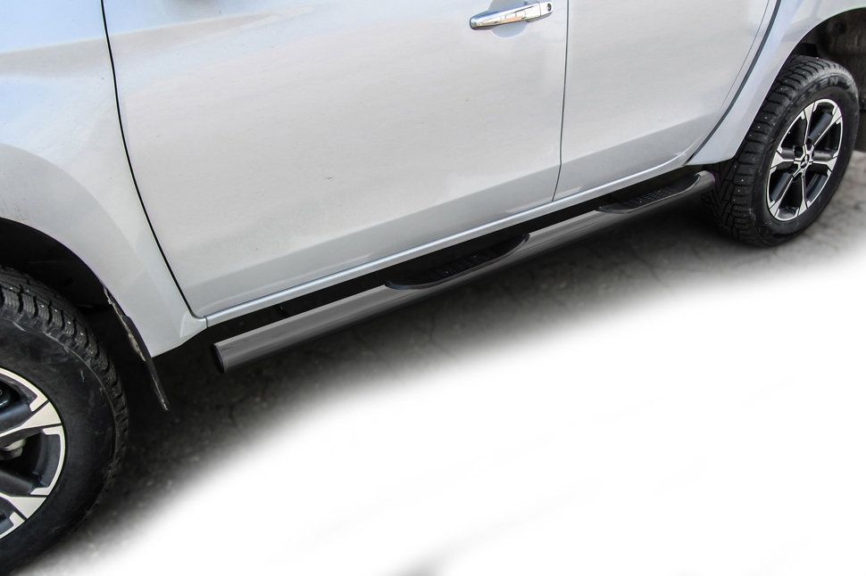 Пороги Slitkoff труба d76 с проступями для Mitsubishi L200 V рестайлинг 2018-2026 Серебристые. Артикул ML18-006S