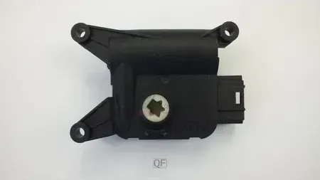 Моторчик привода заслонок отопителя (Quattro Freni). Артикул qf40q00069