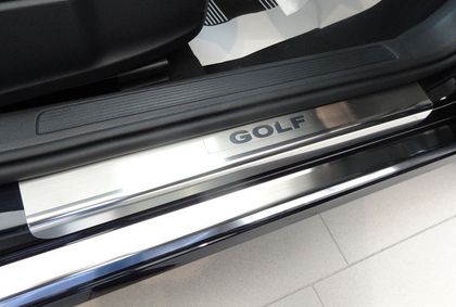 Накладки Alu-Frost на внутренние пороги (с надписью) для Volkswagen Golf VII хэтчбек 2013-2024. Артикул 08-1887