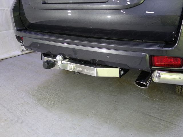 Фаркоп ТСС для Toyota Land Cruiser Prado 150 2009-2023 с накладкой с надписью Land Cruiser. Артикул TCU00255