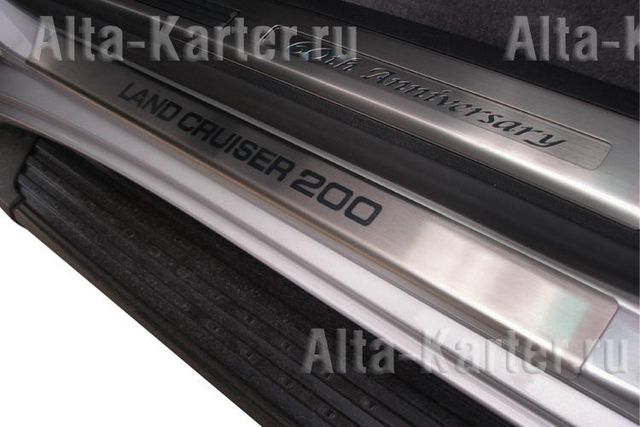 Накладки оригинальные на внутренние пороги (с надписью) для Toyota Land Cruiser 200 2007-2012. Артикул NLN0313337