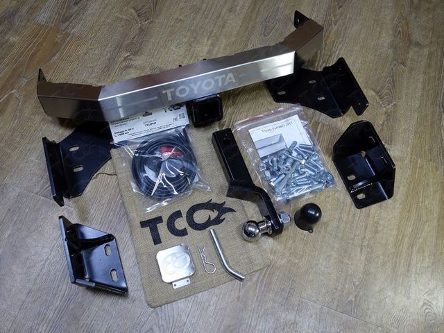 Фаркоп под американский квадрат ТСС для Toyota Fortuner TRD 2017-2026 с накладкой с надписью Toyota. Артикул TCU00243