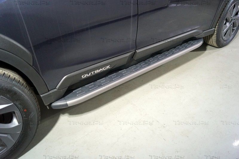 Пороги алюминиевые ТСС с пластиковой накладкой 1820 мм для Subaru Outback VI 2019-2026 Карбон серые. Артикул SUBOUT21-24GR