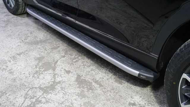 Пороги алюминиевые ТСС с пластиковой накладкой 1820 мм для GAC GS8 II 2023-2026 Карбон серебро. Артикул GACGS8II23-01SL