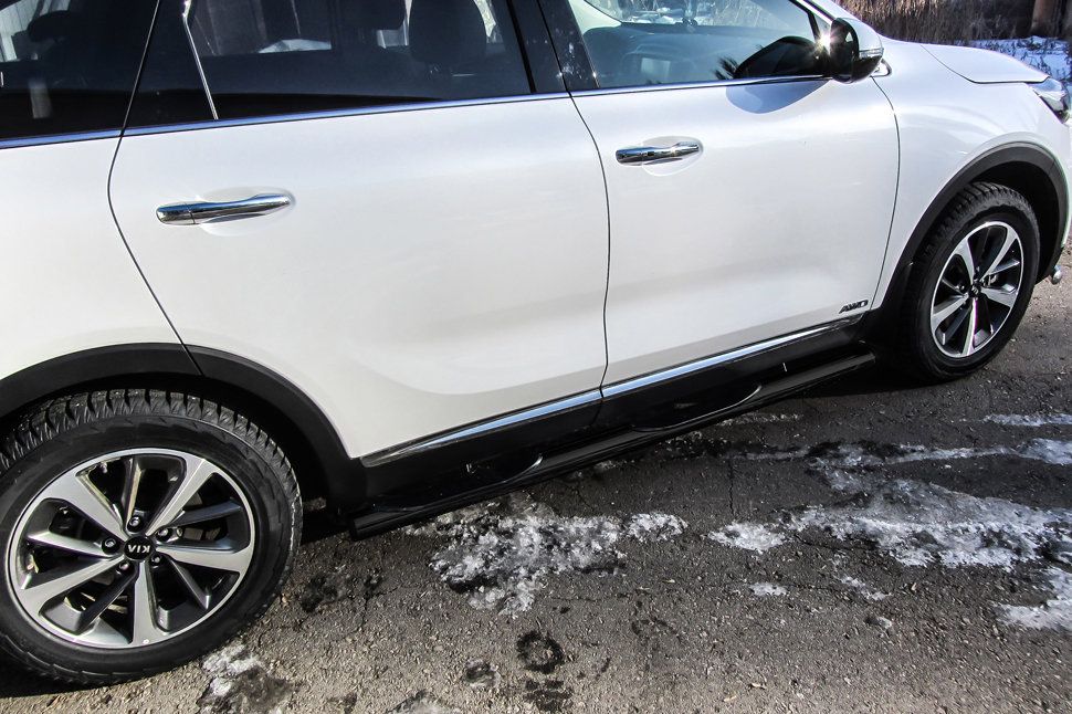 Пороги Slitkoff труба d76 с проступями для Mitsubishi L200 V рестайлинг 2018-2026 ЧЕРНЫЕ матовые. Артикул ML18-006B