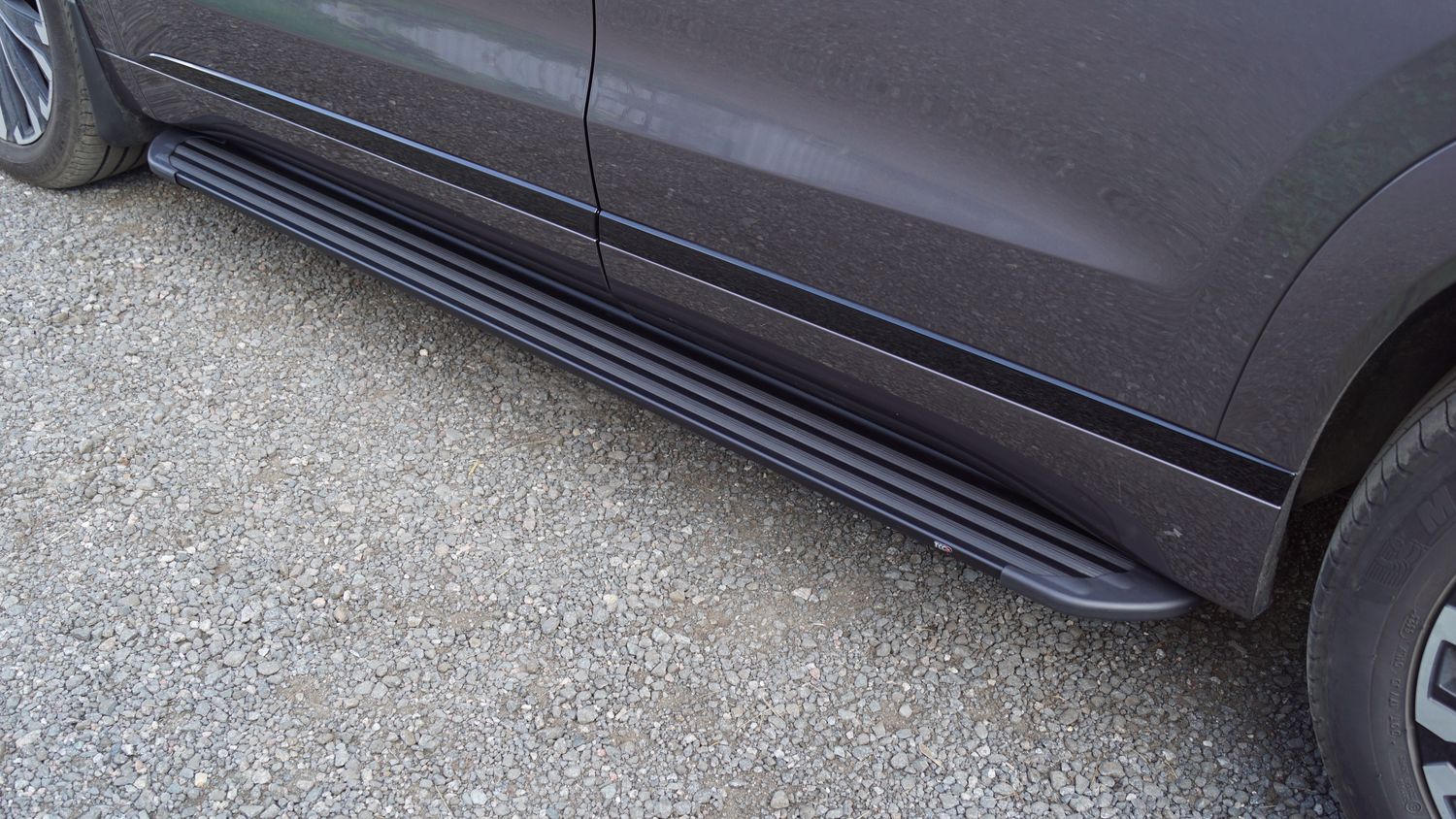 Пороги алюминиевые ТСС Slim Line Black 1820 мм для Jaecoo J8 2.0L 4WD 2024-2026. Артикул JAECOOJ824-07B