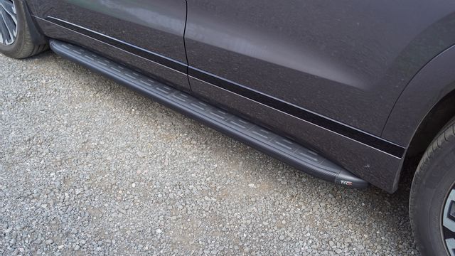 Пороги алюминиевые ТСС с пластиковой накладкой 1820 мм для Jaecoo J8 2.0L 4WD 2024-2026 Карбон черные. Артикул JAECOOJ824-06BL