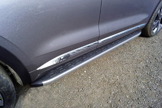 Пороги алюминиевые ТСС с пластиковой накладкой 1820 мм для Geely Monjaro 2022-2026 Карбон серебро. Артикул GEELMON23-06SL