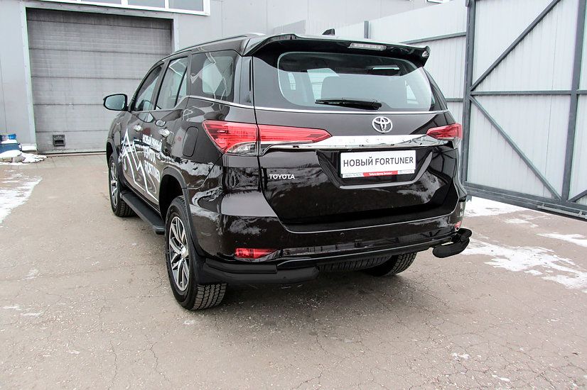 Защита Slitkoff задняя уголки d76+d42 двойные для Toyota Fortuner II (для России) 2017-2026 Черная. Артикул TFOR-008B