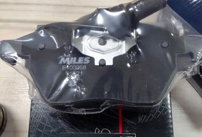 Тормозные колодки Miles (Semi-Metallic) передние для Audi A4 II (B6) 2000-2004. Артикул E100068
