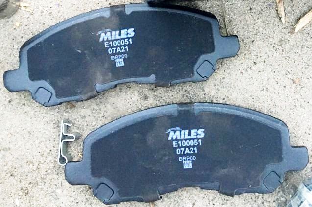 Тормозные колодки Miles (Semi-Metallic) передние для Dodge Caliber I 2006-2013. Артикул E100051