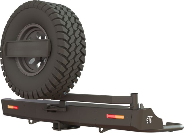 Бампер силовой STC задний для Volkswagen Amarok I 2010-2026 с квадратом под фаркоп, кронштейном крепления запасного колеса по центру, кронштейном крепления гос номера и дублирующими фонарями. Артикул STC-VA-BR-C1-L1