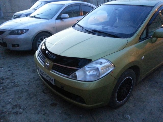 Дефлектор VT52 для капота Nissan Tiida C11 седан, хэтчбек 2004-2014. Артикул NS13VT