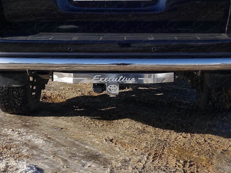 Фаркоп ТСС под американский квадрат для Toyota Land Cruiser 200 Executive/Executive Lounge 2016-2021 с накладкой с надписью Executive. Артикул TCU00264