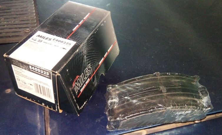 Тормозные колодки Miles (Low-Metallic). Артикул E400325