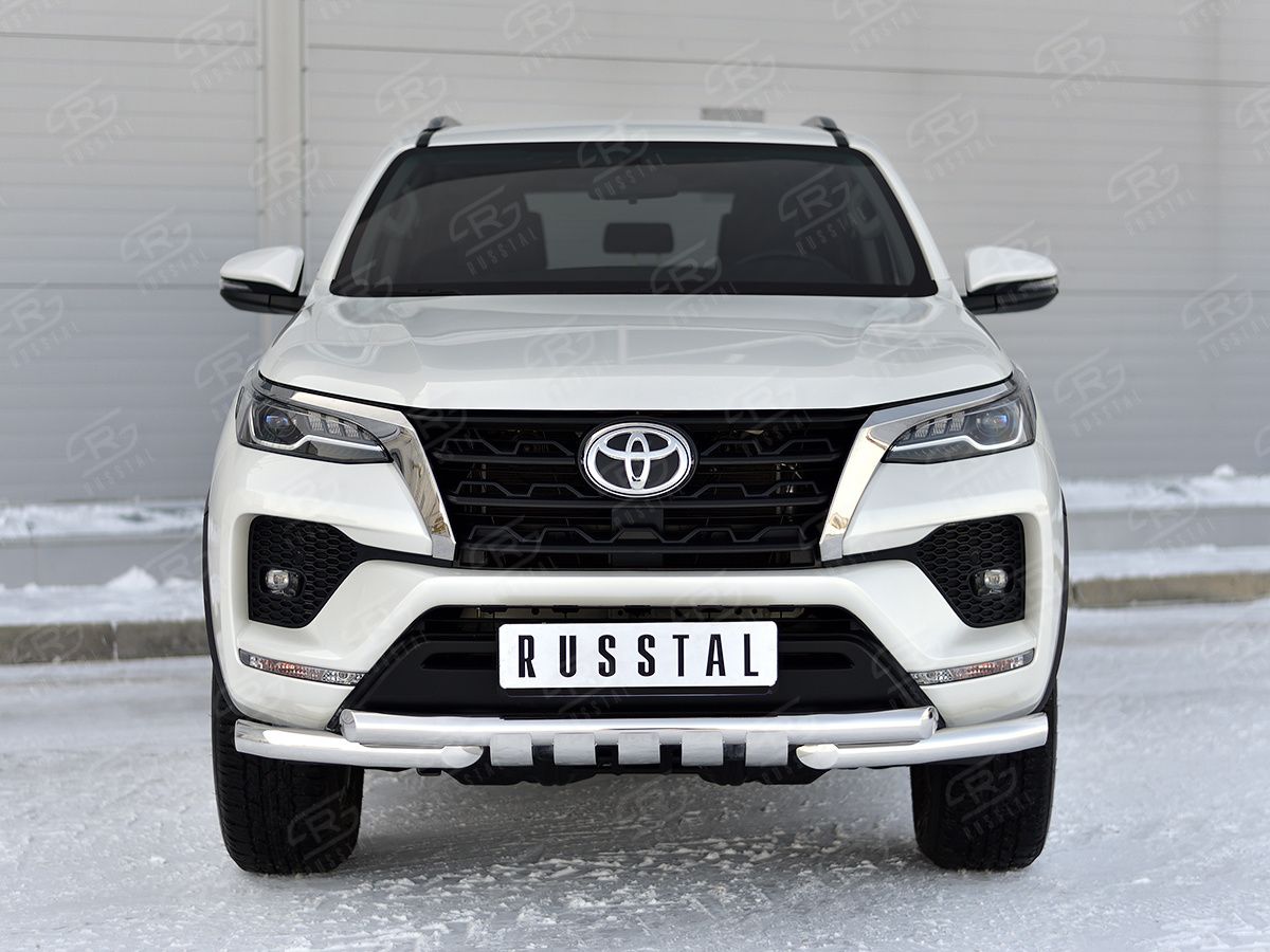 Защита RusStal переднего бампера d63 секции-d63 уголки и клыки для Toyota Fortuner II 2020-2026. Артикул TFRZ-003528