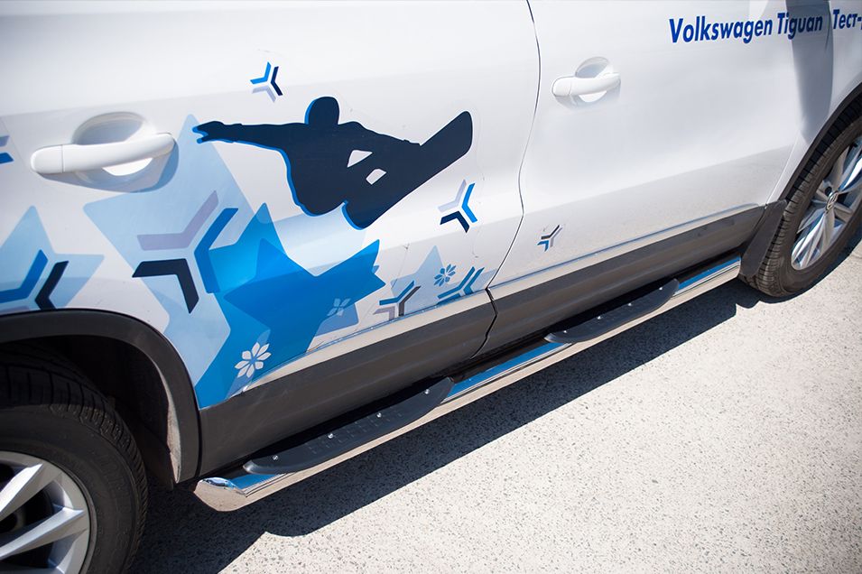 Защита порогов RusStal труба d76 с накладками (вариант 1) для Volkswagen Tiguan Sport & Style (Trend & Fun) 2011-2016. Артикул VGT-0009921