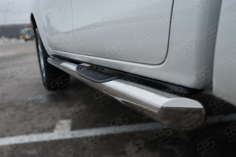 Защита порогов RusStal труба d76 с накладкой (вариант 1) для Toyota Hilux VIII Black Onyx 2020-2026. Артикул THBOT-0035151