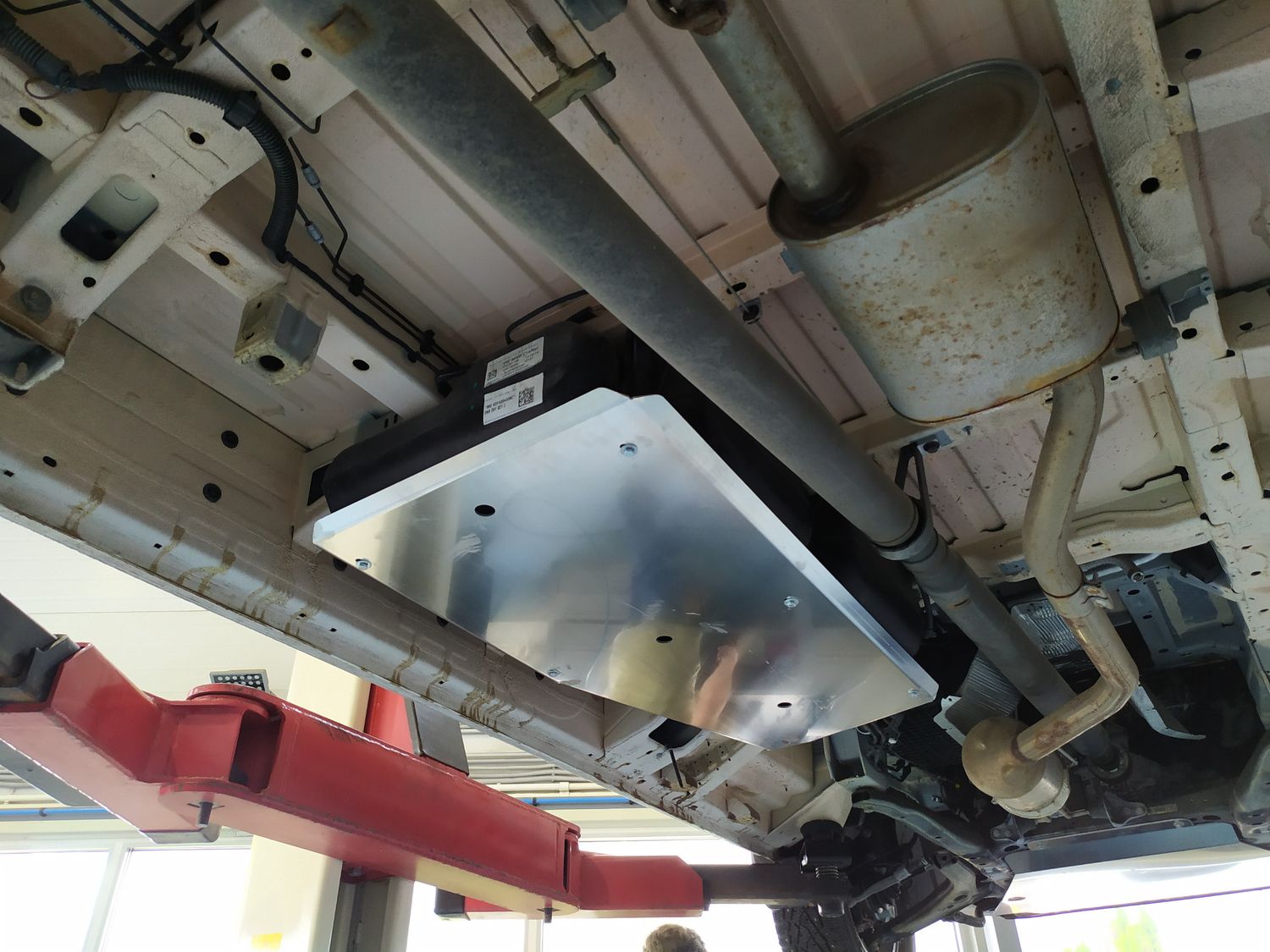 Защита алюминиевая АВС-Дизайн для топливного бака Volkswagen Crafter 2016-2026. Артикул 26.14ABC